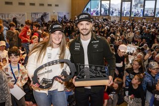 Les skieurs Mélanie et Loic Meilard posent avec des cadeaux remis par la commune d'Hérémence à l'occasion de leur réception officielle. KEYSTONE/JEAN-CHRISTOPHE BOTT